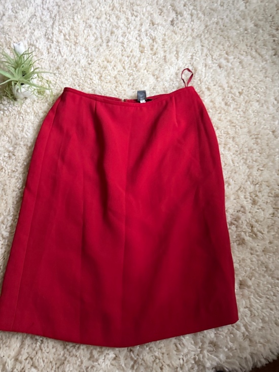 Classic pencil shape from Zara. Rich red tone with clean seaming. Smooth fabric - Picture 2 of 11